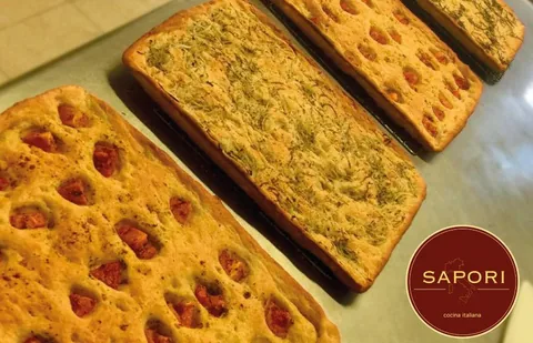 Pan artesanal con hierbas y tomates