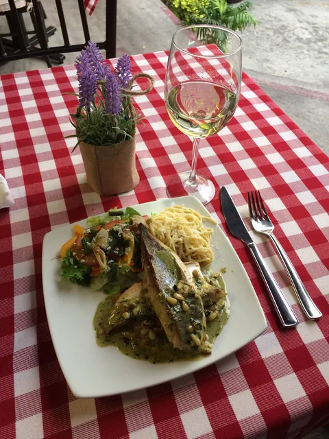 Platillo de Sapori acompañado de pasta y ensalada